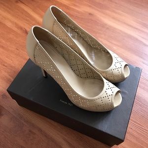 Gucci nude leather platform